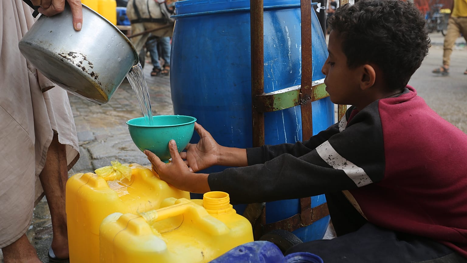Em Gaza, falta tudo, devido à dificuldade em fazer passar em segurança os camões com ajuda humanitária