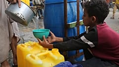Ein Junge im Gazastreifen lässt sich eine Schüssel mit Wasser füllen