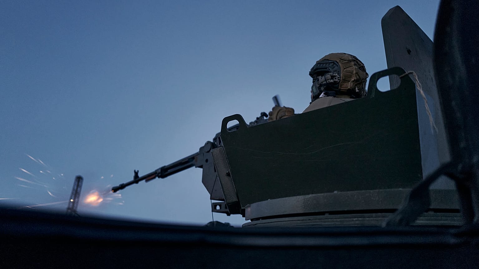 Военнослужащий ВСУ ведёт огонь в районе Авдеевки. 