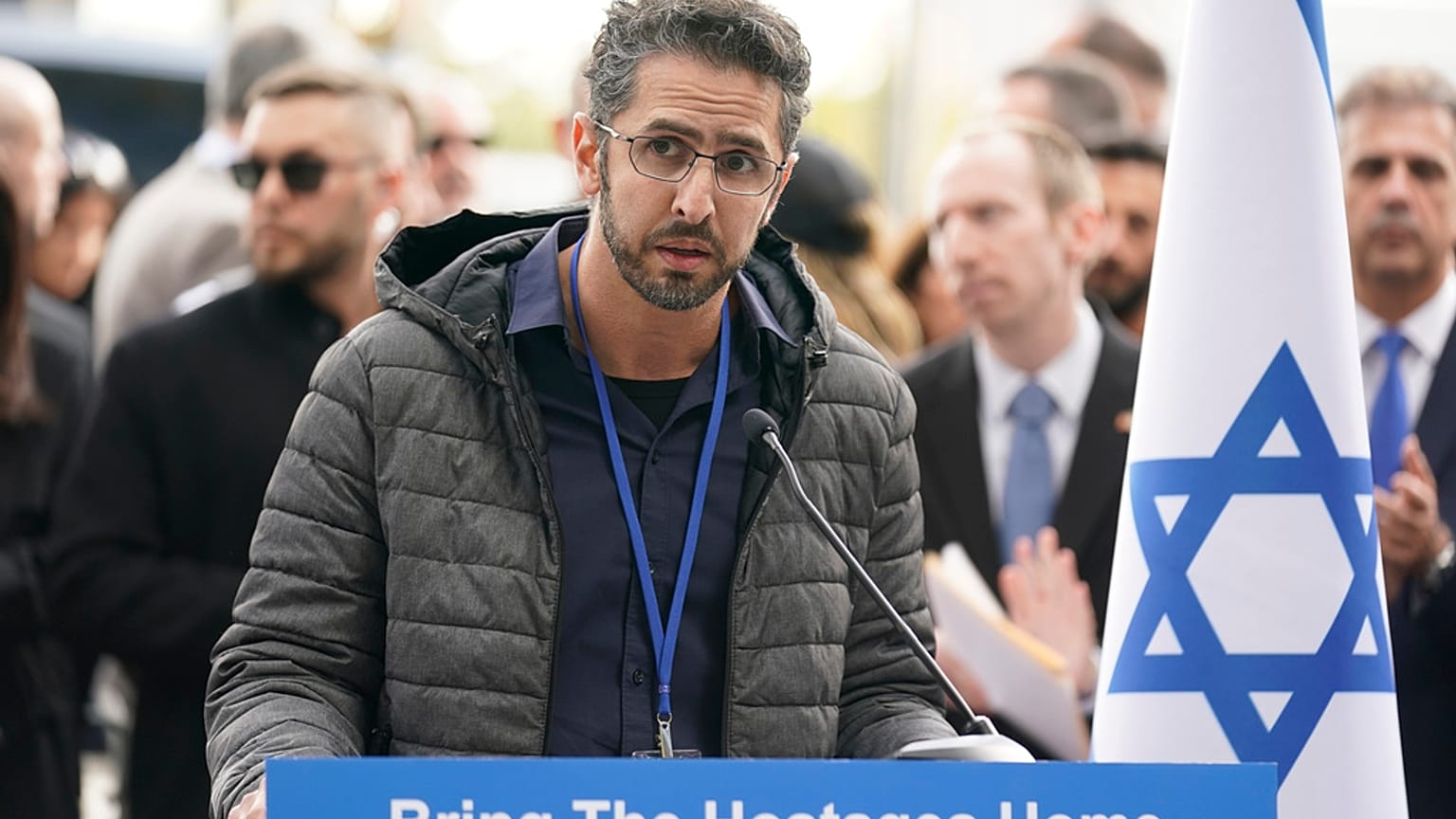 Moran Alony, quien tiene dos hermanas y otros cinco familiares rehenes de Hamas, durante una manifestación frente a la sede de la ONU en Nueva York, el martes