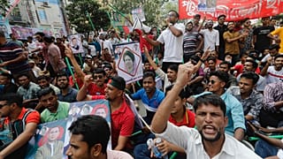 Des militants du Parti nationaliste du Bangladesh crient des slogans lors d'une manifestation à Dhaka, au Bangladesh, le samedi 28 octobre 2023.