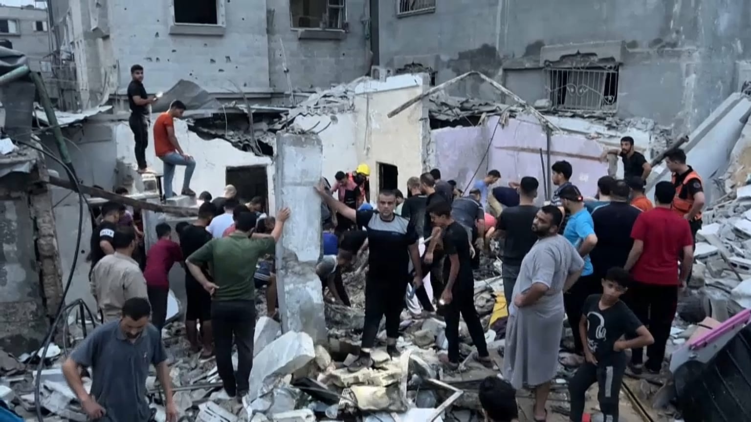 البحث عن ناجين تحت ركام منزل مهدم جراء القصف الإسرائيلي في غوة. 2023/10/28