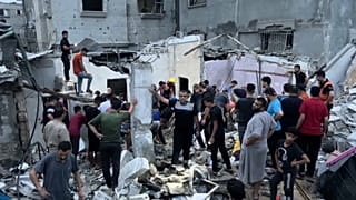 البحث عن ناجين تحت ركام منزل مهدم جراء القصف الإسرائيلي في غوة. 2023/10/28