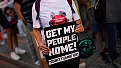 Israelis protestieren und fordern die Rückkehr von mehr als 220 Menschen, die von Hamas-Kämpfern gefangen genommen wurden, in Tel Aviv.