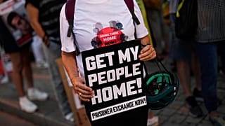 Israelis protestieren und fordern die Rückkehr von mehr als 220 Menschen, die von Hamas-Kämpfern gefangen genommen wurden, in Tel Aviv.