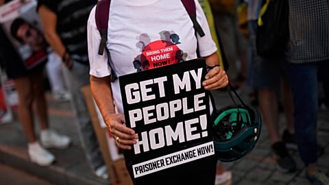Israelis protestieren und fordern die Rückkehr von mehr als 220 Menschen, die von Hamas-Kämpfern gefangen genommen wurden, in Tel Aviv.