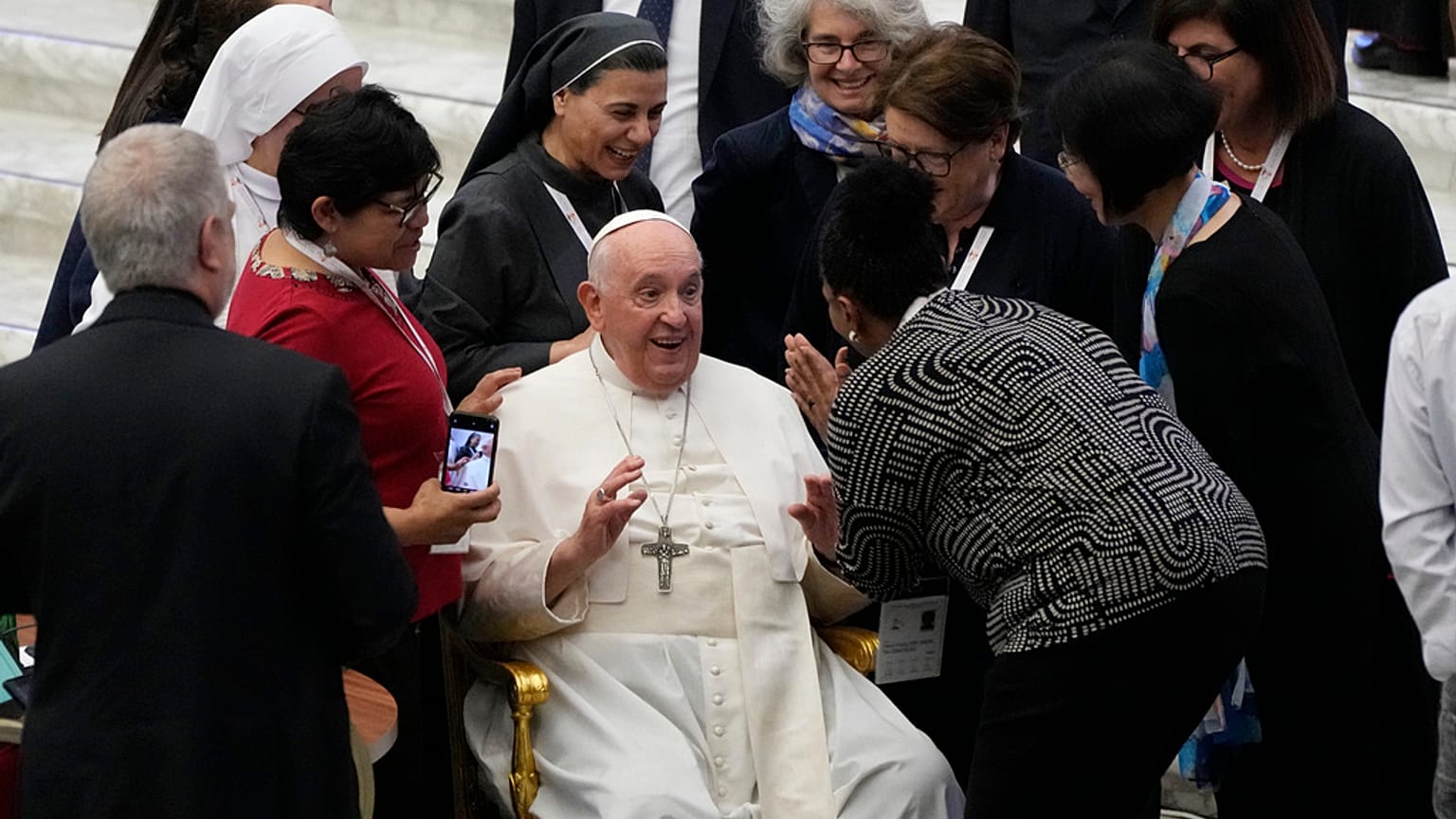 Papa Francisco é o primeiro signatário do texto do Sínodo da Igreja Católica