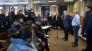Kazakistan Cumhurbaşkanı Kassym-Jomart Tokayev, Karaganda kentinde ölen madencilerin ailelerine ve arkadaşlarına başsağlığı diliyor