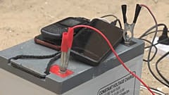 U.a. Autobatterien werden genutzt, um Geräte aufzuladen