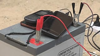 Palestinianos de Khan Zunis, na Faixa de Gaza, estão a encontrar meios alternativos para carregar os telemóveis