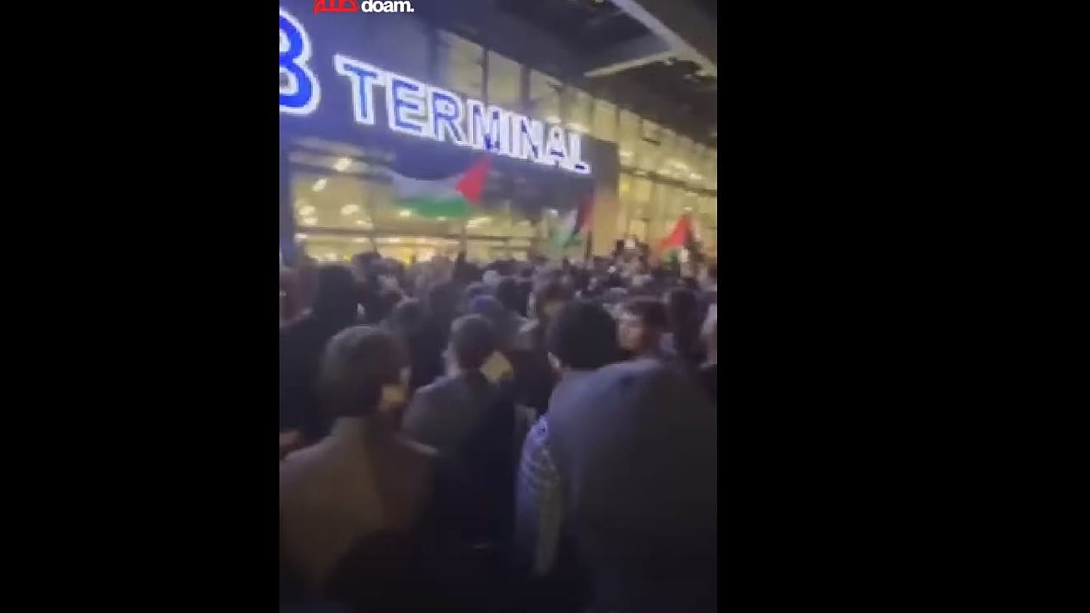 مقاطع فيديو تداولتها وسائل التواصل الاجتماعي لاقتحام محتجين مطارا في جمهورية داغستان الروسية بعد هبوط طيارة قائدمة من تل أبيب فيه