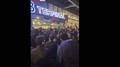 مقاطع فيديو تداولتها وسائل التواصل الاجتماعي لاقتحام محتجين مطارا في جمهورية داغستان الروسية بعد هبوط طيارة قائدمة من تل أبيب فيه