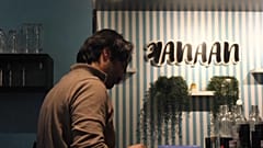 Oz Ben David, israelita proprietário do restaurante Kanaan, em Berlim, onde tem como sócio o plaestniano  Jalil Dabit