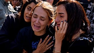 قريبات للصحفي اللبناني عصام عبدالله يبكين أثناء جنازته في بلدة الخيام بجنوب لبنان