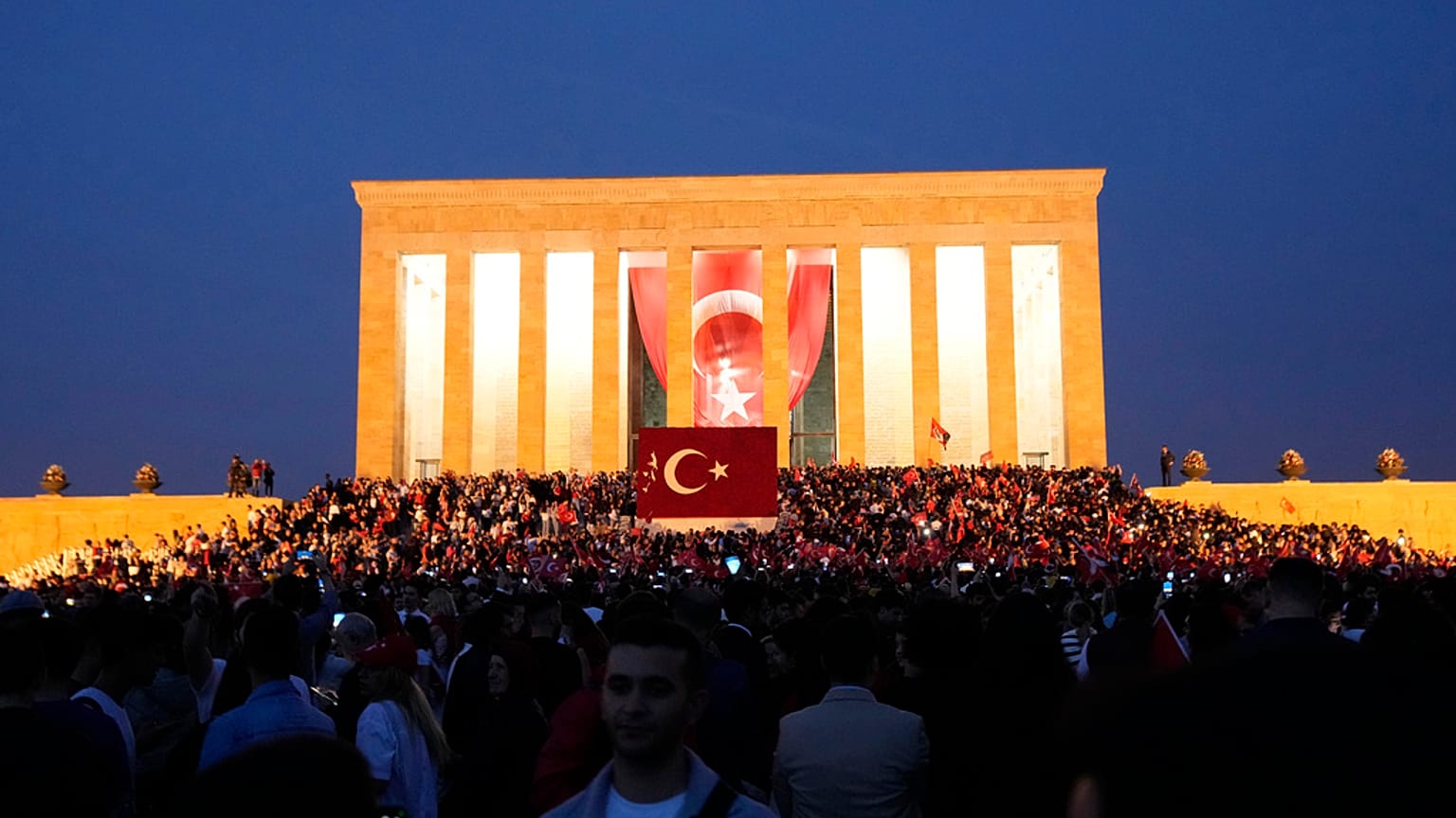 Feierlichkeiten vor dem Mausoleum Atatürks in Istanbul