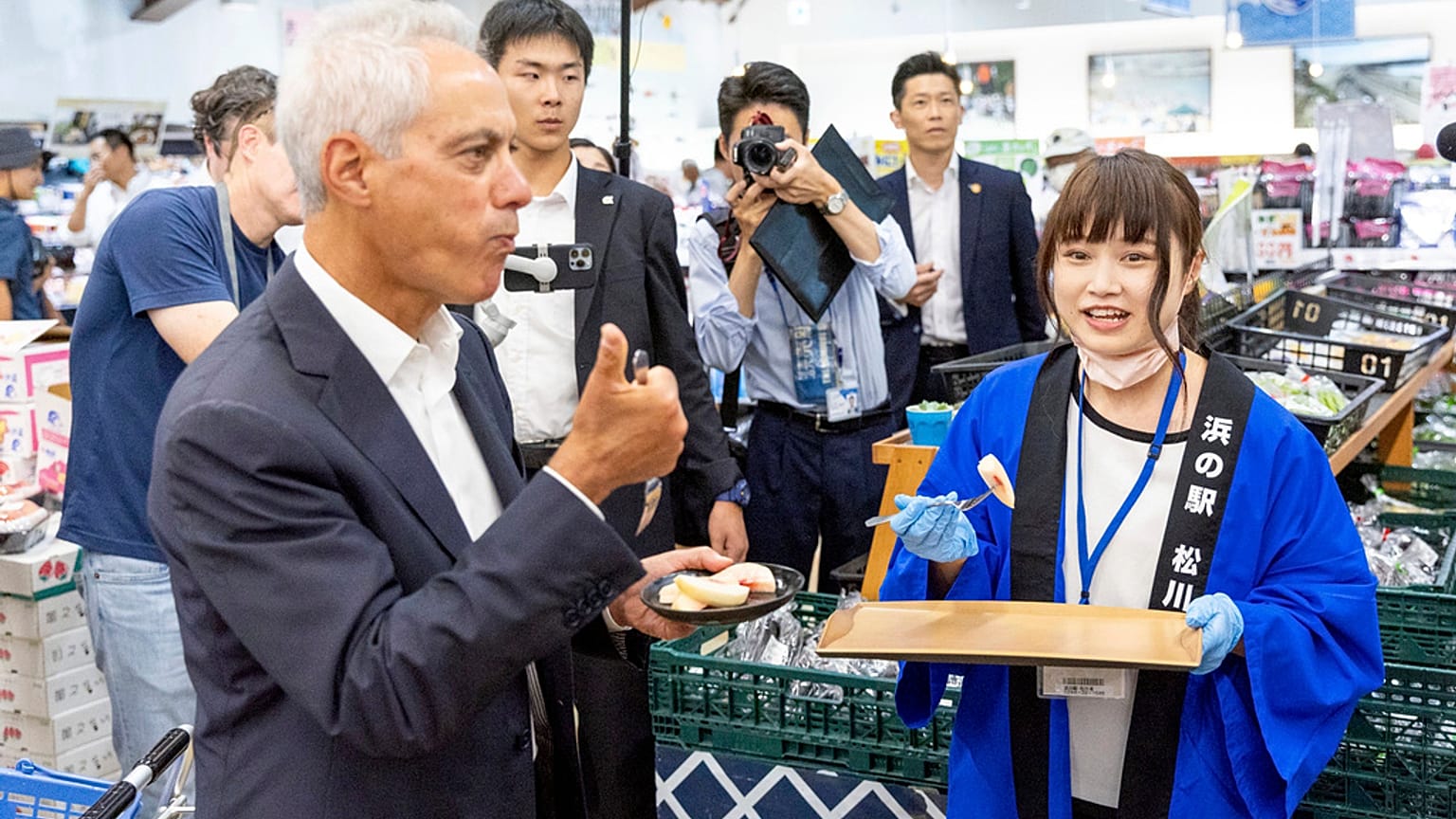 ABD'nin Japonya Büyükelçisi Rahm Emanuel geçtiğimiz aylarda Fukuşima bölgesini ziyaret ederek deniz ürünleri yemişti