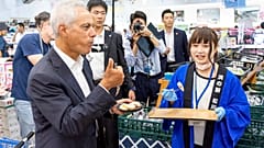 ABD'nin Japonya Büyükelçisi Rahm Emanuel geçtiğimiz aylarda Fukuşima bölgesini ziyaret ederek deniz ürünleri yemişti
