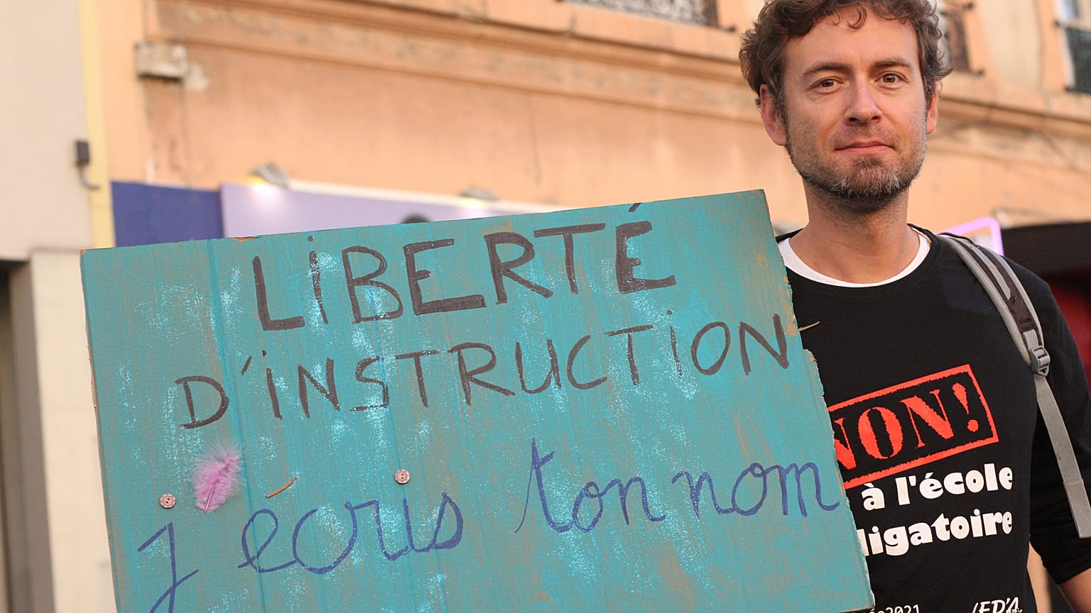 Um pai que pratica a educação familiar durante a manifestação contra a nova lei realizada em Lyon em 15 de setembro de 2023.
