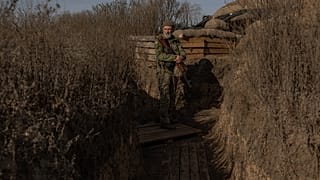 Украинский военнослужащий на позиции в Херсонской области.