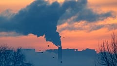 Ein Kraftwerk an einem Wintermorgen.