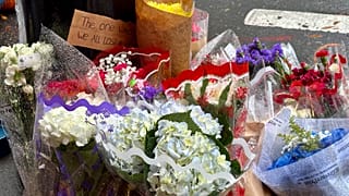 Los fans dejaron flores frente al emblemático edificio de apartamentos de Nueva York que aparece en la serie