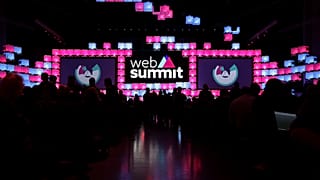 Ficheiro- Os participantes sentam-se no palco central antes da abertura da conferência tecnológica Web Summit em Lisboa, segunda-feira, 5 de novembro de 2018\. 