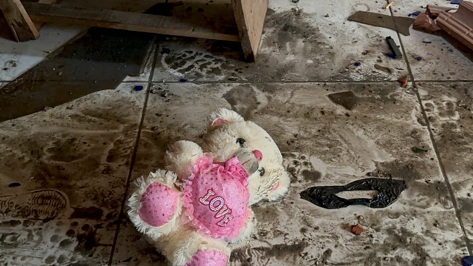Urso de peluche com um coração a dizer "Amor" deixado entre os destroços provocados por um ataque israelita na Faixa de Gaza