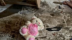 Urso de peluche com um coração a dizer "Amor" deixado entre os destroços provocados por um ataque israelita na Faixa de Gaza