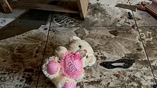 Urso de peluche com um coração a dizer "Amor" deixado entre os destroços provocados por um ataque israelita na Faixa de Gaza