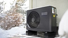 Eine moderne Luftwärmepumpe im Winter. Experten sagen, dass die Technologie auch bei Minusgraden noch effizient ist.