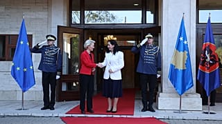 Die Präsidentin der Europäischen Kommission Ursula von der Leyen und die Präsidentin des Kosovo Vjosa Osmani in Pristina, 30\. Oktober 2023