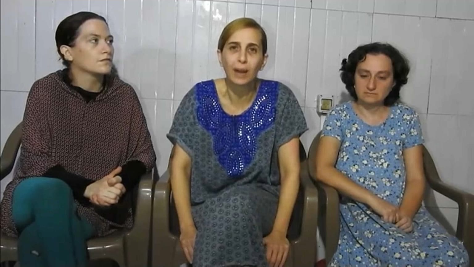 صورة من الفيديو الذي نشرته حركة حماس وتقول إنه يظهر ثلاث محتجزات إسرائيليات