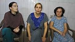 صورة من الفيديو الذي نشرته حركة حماس وتقول إنه يظهر ثلاث محتجزات إسرائيليات