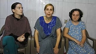 صورة من الفيديو الذي نشرته حركة حماس وتقول إنه يظهر ثلاث محتجزات إسرائيليات
