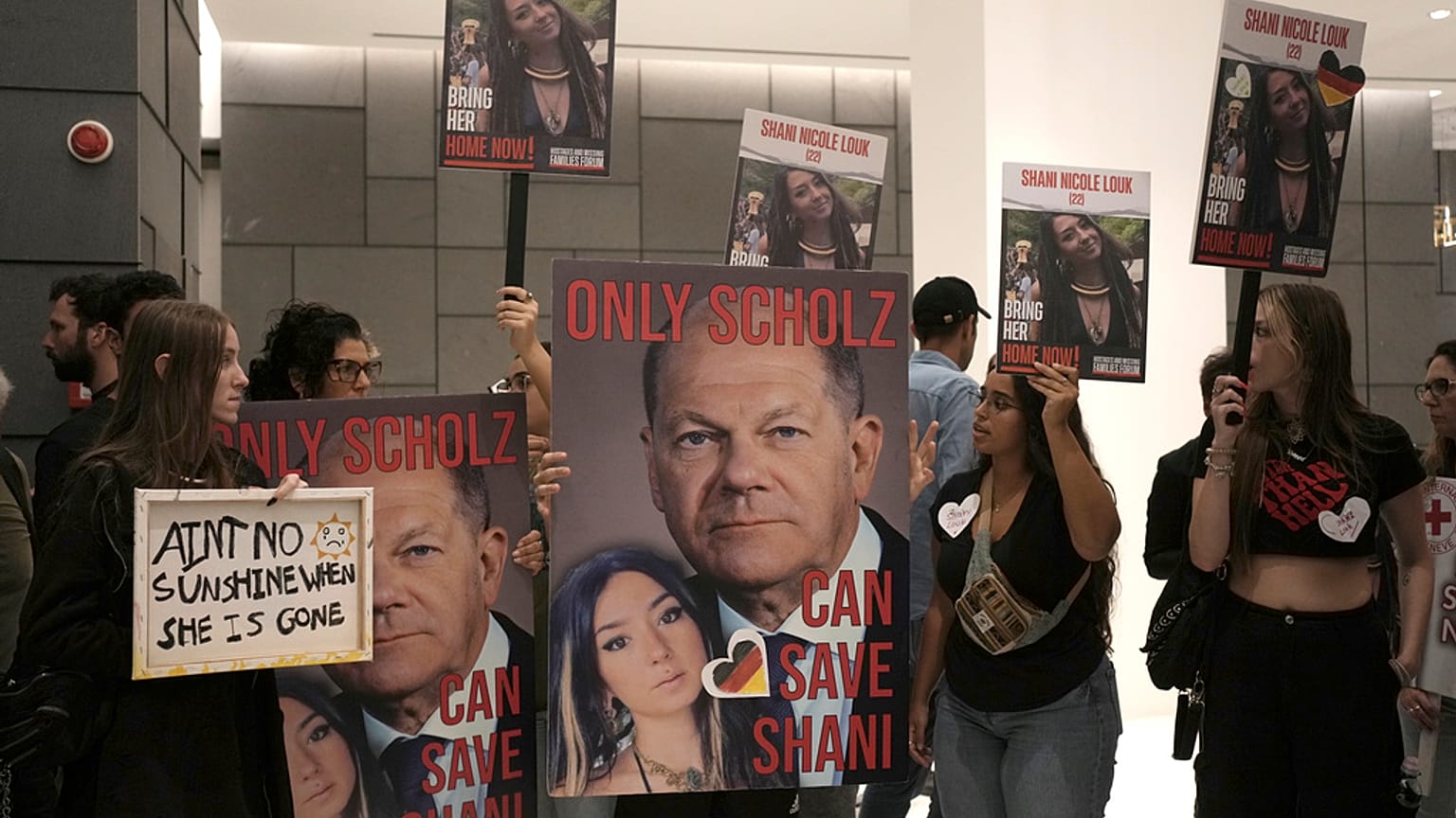 Almanya'nın Tel Aviv Büyükelçiliği önünde toplanan bir grup kalabalık, Alman Başbakan Olaf scholz'dan Shani Louk'un bulunmasına yardım etmesini isteyen gösteri düzenlemişti