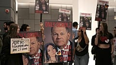 Almanya'nın Tel Aviv Büyükelçiliği önünde toplanan bir grup kalabalık, Alman Başbakan Olaf scholz'dan Shani Louk'un bulunmasına yardım etmesini isteyen gösteri düzenlemişti