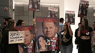 Almanya'nın Tel Aviv Büyükelçiliği önünde toplanan bir grup kalabalık, Alman Başbakan Olaf scholz'dan Shani Louk'un bulunmasına yardım etmesini isteyen gösteri düzenlemişti