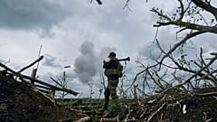 Ukrainischer Soldate an der Front bei Awdijiwka, wo Russland große Verluste verzeichnet