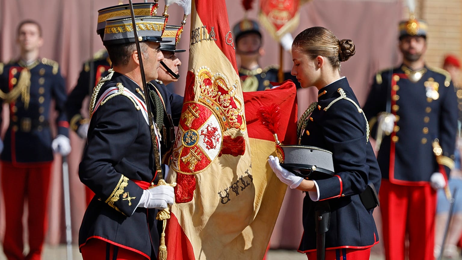 La principessa Leonor, erede al trono di Spagna, partecipa alla cerimonia della "jura de bandera" in cui giura fedeltà alla bandiera.