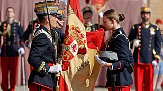 La principessa Leonor, erede al trono di Spagna, partecipa alla cerimonia della "jura de bandera" in cui giura fedeltà alla bandiera.