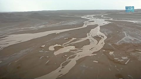 Überschwemmungen in der Wüstenlandschaft.