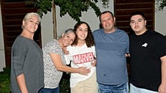 La soldado israelí liberada rodeada de su familia