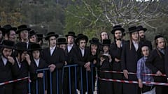 یهودیان اولترا ارتدوکس قبل از جمع آوری آب از چشمه برای تهیه ماتزو، یک نان فطیر دست ساز سنتی برای عید پسح در بیت‌المقدس