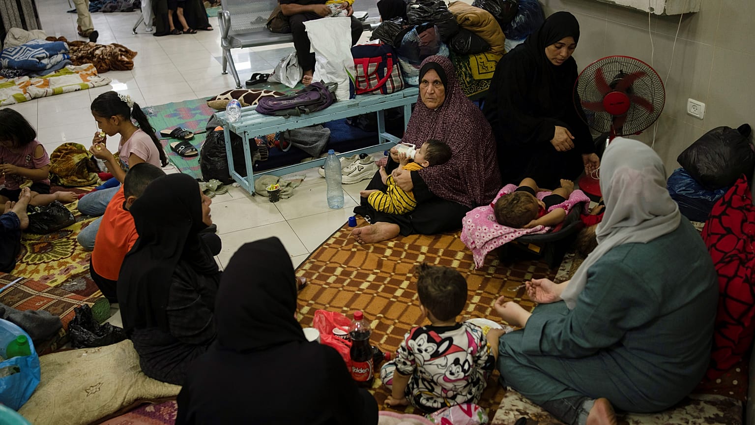 فلسطينيون يحتمون بالمستشفى من القصف الإسرائيلي
