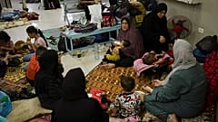 فلسطينيون يحتمون بالمستشفى من القصف الإسرائيلي