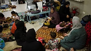 فلسطينيون يحتمون بالمستشفى من القصف الإسرائيلي