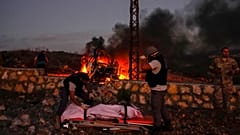 Rettungskräfte bergen den Leichnam des getöteten Reuters-Journalisten Issam Abdallah