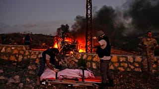 ARCHIVO - El cuerpo del camarógrafo de Reuters Issam Abdallah, muerto por bombardeos israelíes, en el pueblo de Alma al-Shaab, en el sur del Líbano, 13/10/2023