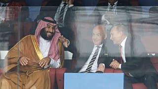 ولي العهد السعودي محمد بن سلمان برفقة رئيس فيفا جياني إنقانتينو والرئيس الروسي فلاديمير بوتين