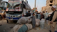 خانواده‌های افغان روز دوشنبه ۳۰ اکتبر ۲۰۲۳ در کراچی پاکستان منتظر سوار شدن در اتوبوس برای عزیمت به وطن خود هستند.